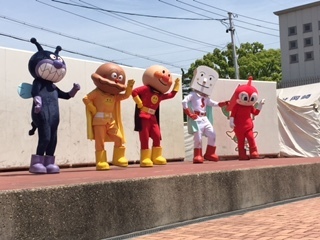 ハウスプラザ岡崎でアンパンマンショー 雨だれを聴きながら